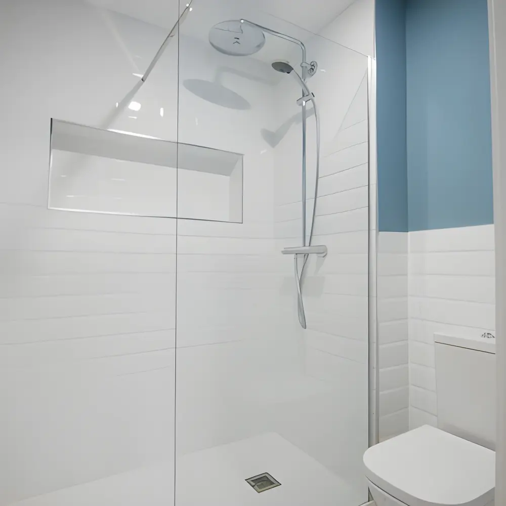 Alicatado de azulejos en un baño de Fuenlabrada