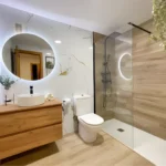 Baño reformado en Fuenlabrada con mampara y grifería nueva