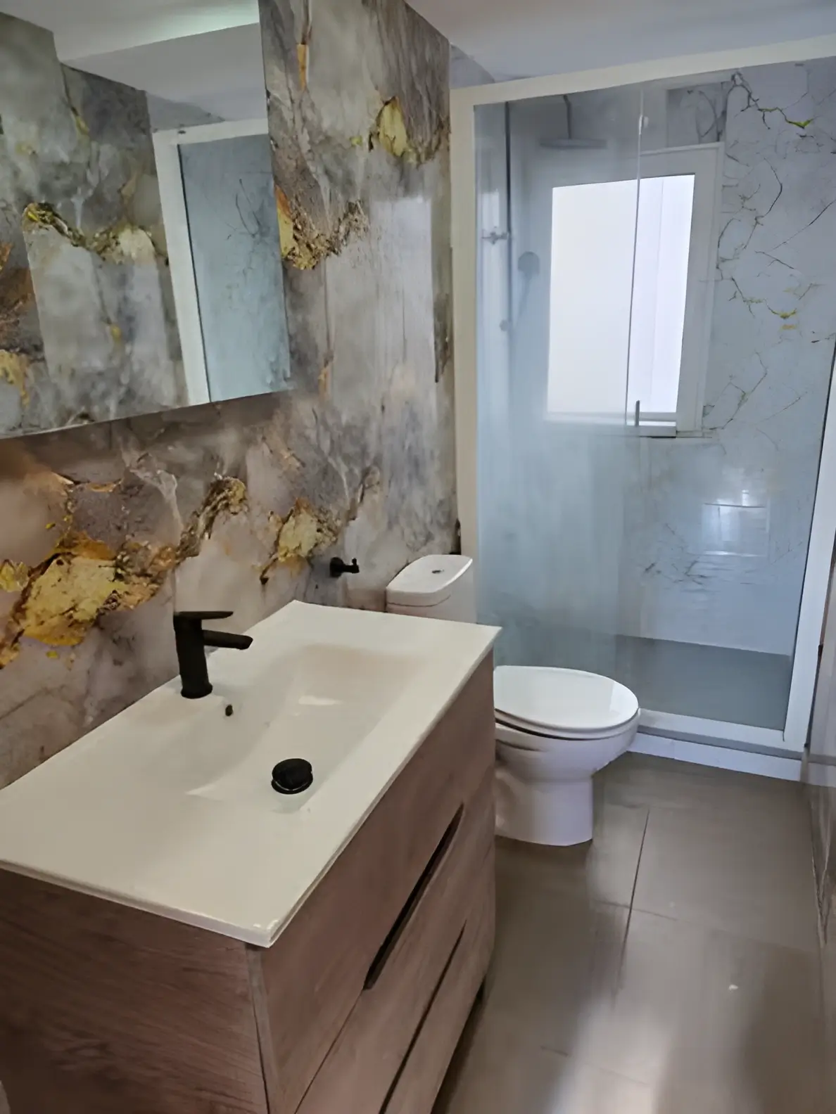 Reformas de Baños Fuenlabrada con plato de ducha moderno